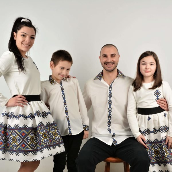 Народни Носии за Цялото Семейство
