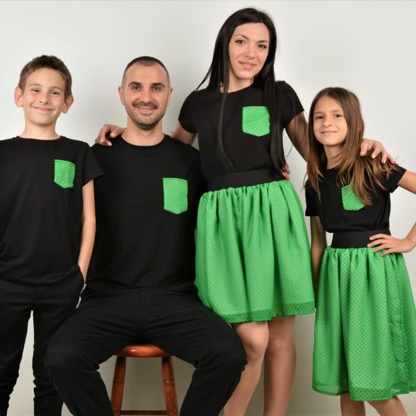 Еднакви Зелени Дрехи за Цялото Семейство