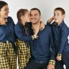 еднакви дрехи мама татко и аз Ризи и панталони с карирани детайли