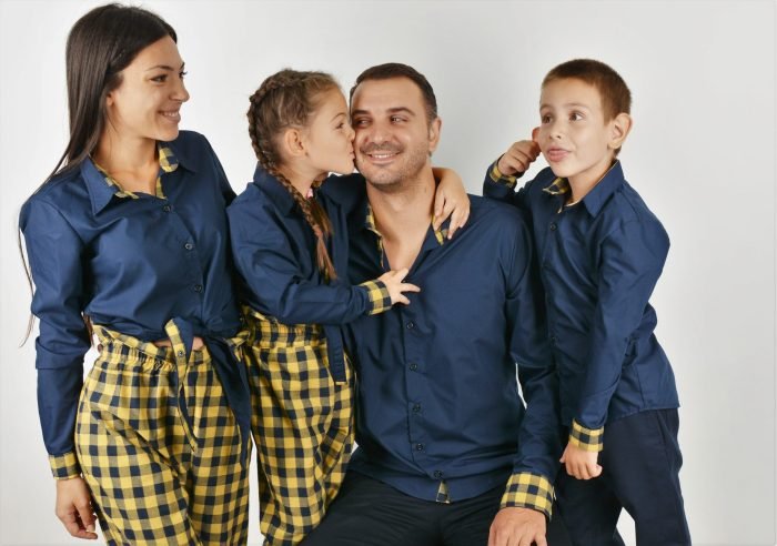 еднакви дрехи мама татко и аз Ризи и панталони с карирани детайли