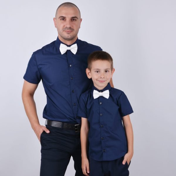 еднакви тъмносини ризи за баща и син еднакви тъмносини ризи за баща и син