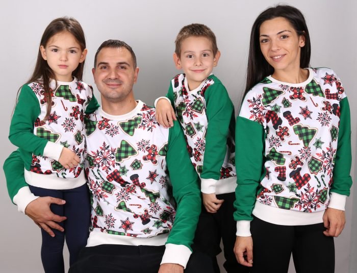 Коледни блузи в зелено с карирани фигури