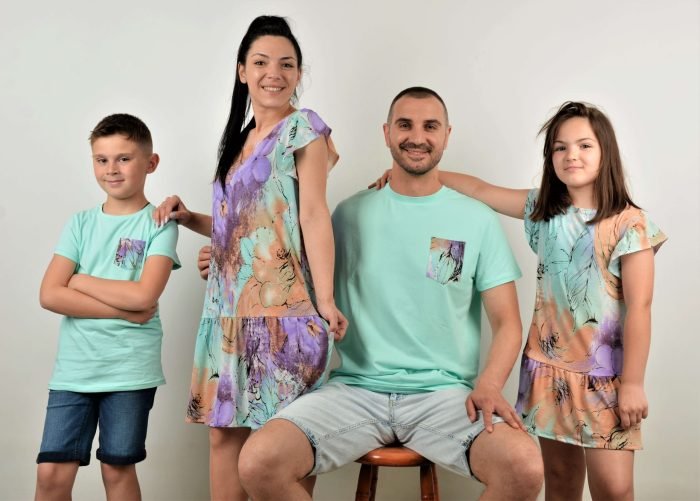 ежедневни рокли за мама и бебе Рокли с ефектен гръб и тениски в пастелни цветове