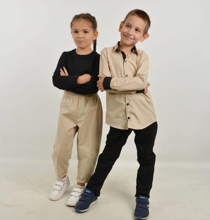 Бежови ризи с черни детайли