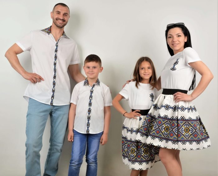 Ризи РОДИНА в синьо с етно мотив