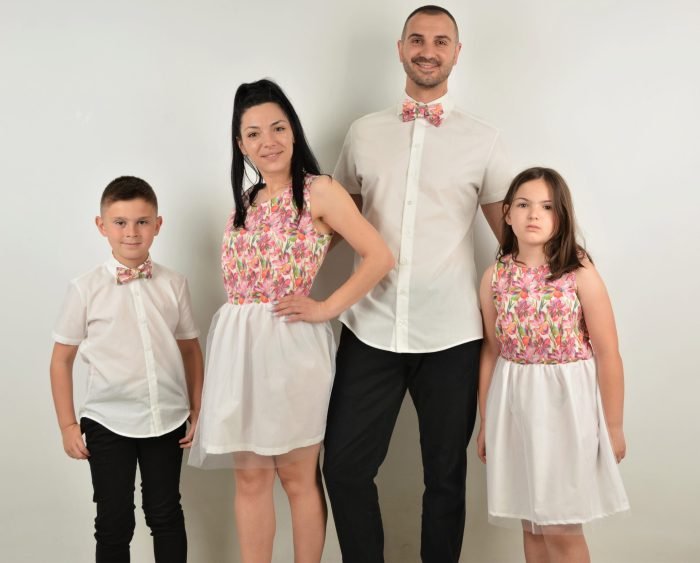 Официални рокли в бяло и розово с цветя и ризи