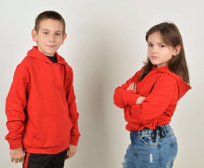 Суичър в червено