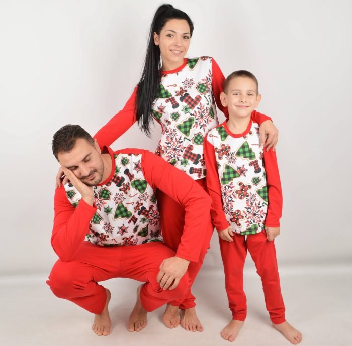 Коледни пижами за Него и Нея с карирани фигури