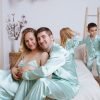 Семейство с деца в сатенени пижами цвят мента - детски и дамски размери