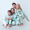 Семейство с деца в сатенени пижами цвят мента - детски и дамски размери