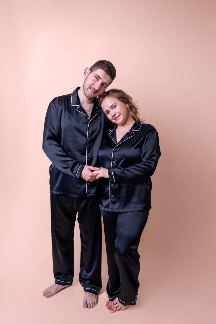 sateneni-pizhami-za-dvoiki-cherno Двойка в черни сатенени пижами - стилен и удобен комплект за него и нея