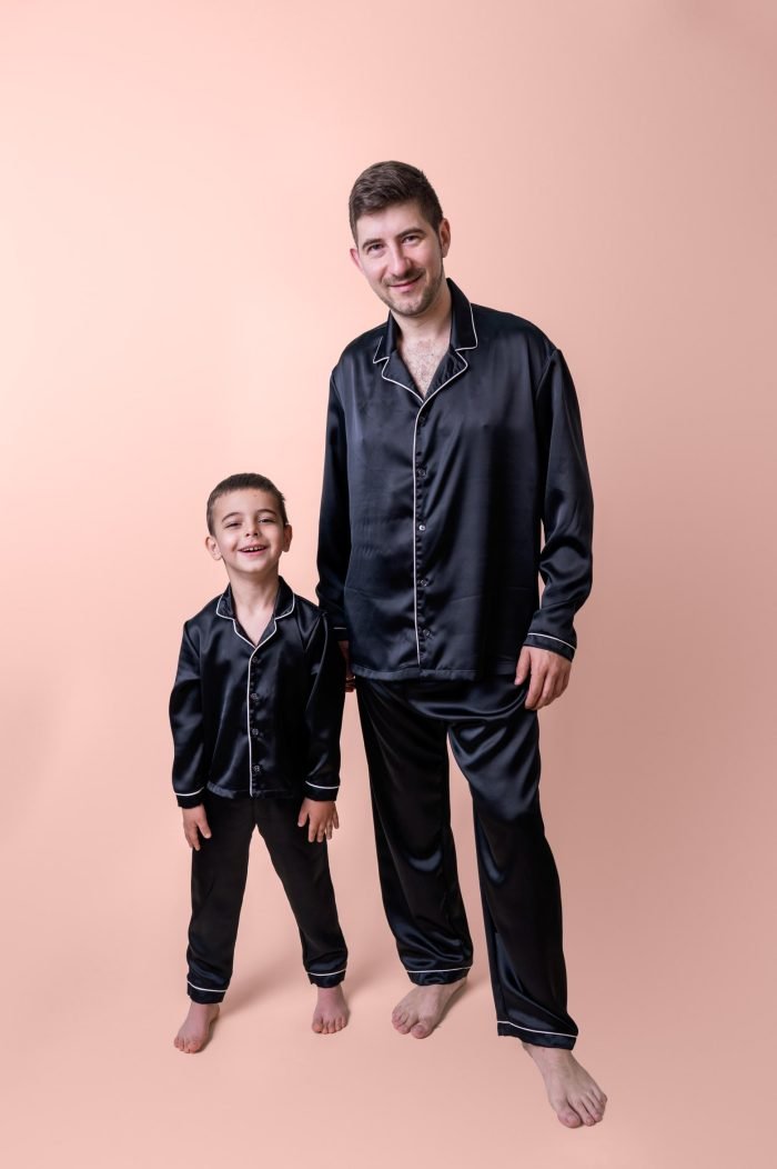 tatko-i-az-ednakvi-sateneni-pizhami-cherno Баща и син в еднакви сатенени пижами в черен цвят - комплект Татко и Аз