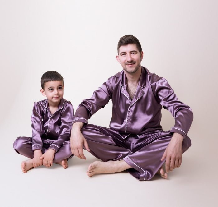 tatko-i-az-sateneni-pizhami-pepel-ot-rozi Баща и син в еднакви сатенени пижами цвят пепел от рози - комплект Татко и Аз